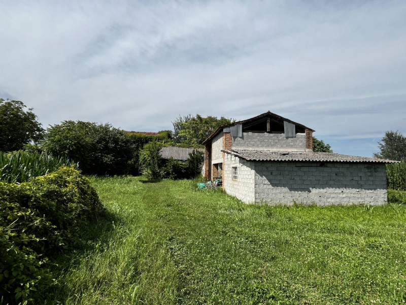 VILLAGA: Località Quargente. Proponiamo in vendita un ampio rustico di campagna immerso nella tra...