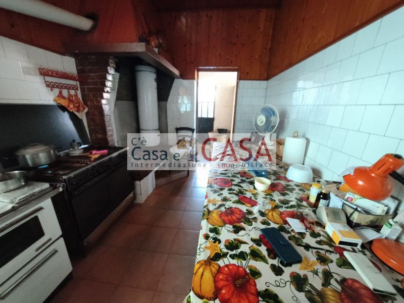 Contesto agreste e tranquillo, l'agenzia C'è Casa e CASA vi intita a prendere visione di una casa...