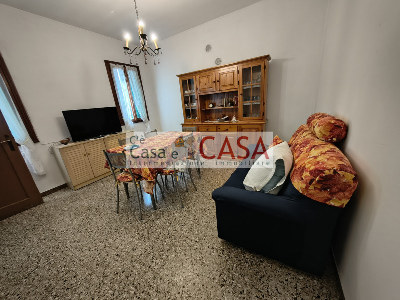 Contesto agreste e tranquillo, l'agenzia C'è Casa e CASA vi intita a prendere visione di una casa...