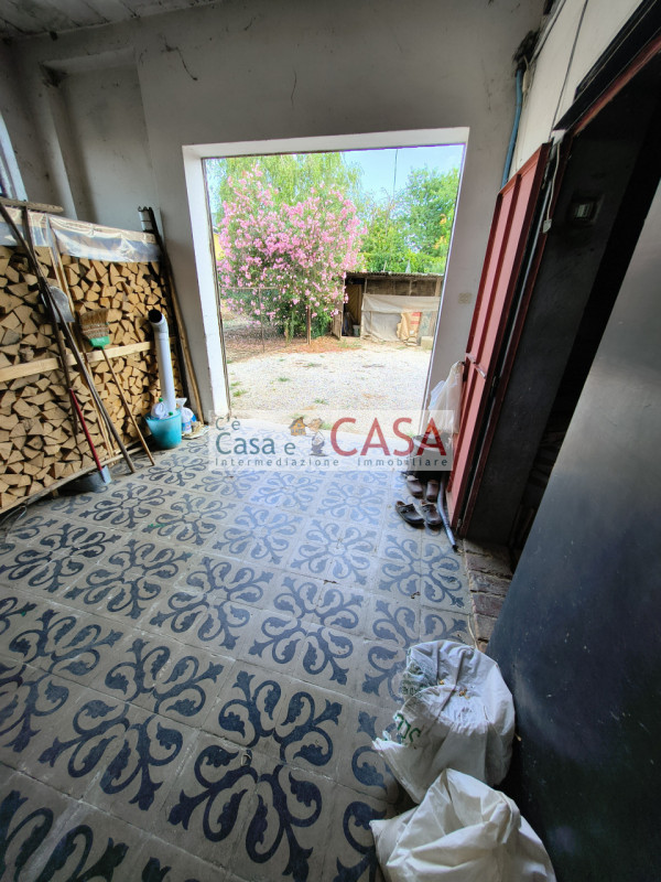 Contesto agreste e tranquillo, l'agenzia C'è Casa e CASA vi intita a prendere visione di una casa...