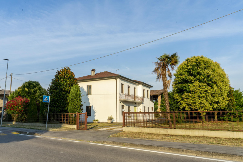 Situata in una zona residenziale tranquilla e immersa nel verde ad Abano Terme nella richiestissi...