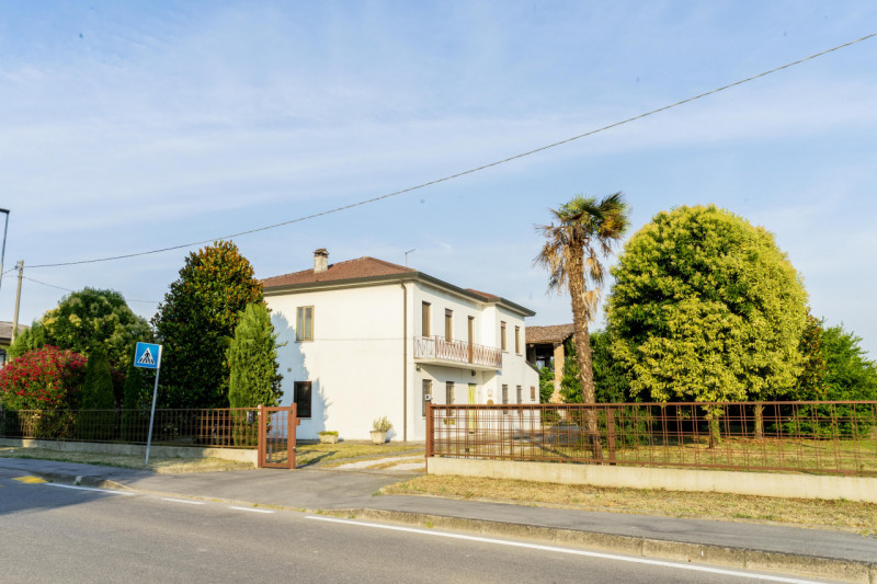 Situata in una zona residenziale tranquilla e immersa nel verde ad Abano Terme nella richiestissi...
