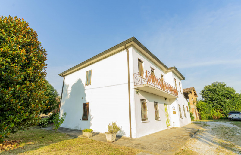 Situata in una zona residenziale tranquilla e immersa nel verde ad Abano Terme nella richiestissi...