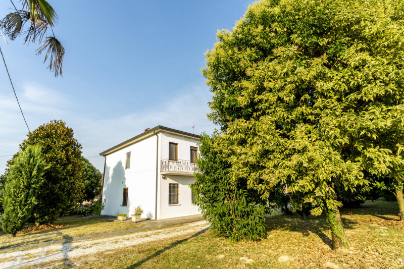 Situata in una zona residenziale tranquilla e immersa nel verde ad Abano Terme nella richiestissi...