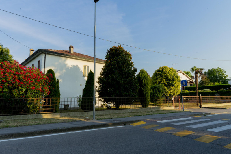 Situata in una zona residenziale tranquilla e immersa nel verde ad Abano Terme nella richiestissi...