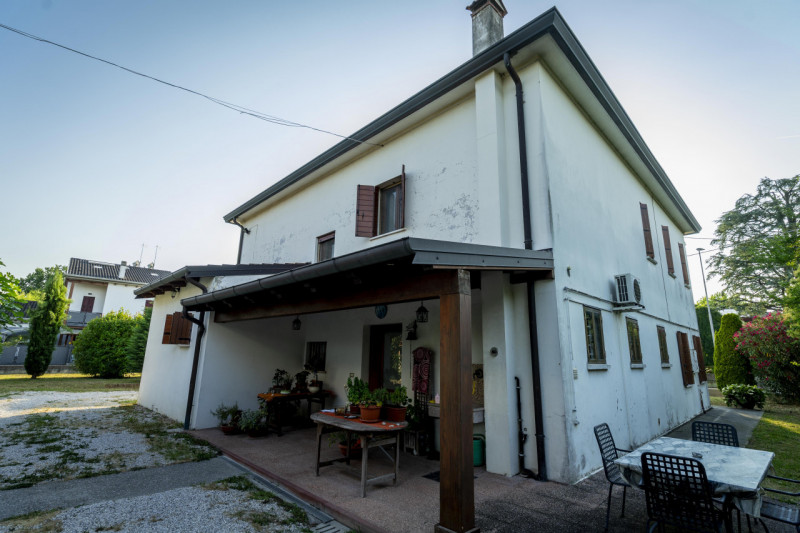 Situata in una zona residenziale tranquilla e immersa nel verde ad Abano Terme nella richiestissi...