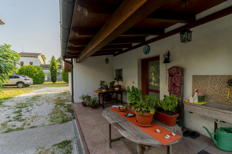 Situata in una zona residenziale tranquilla e immersa nel verde ad Abano Terme nella richiestissi...