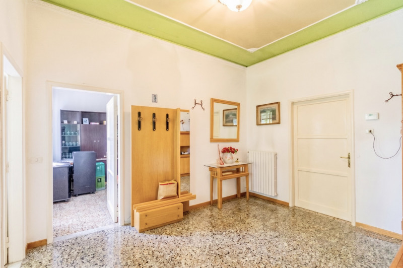 Situata in una zona residenziale tranquilla e immersa nel verde ad Abano Terme nella richiestissi...