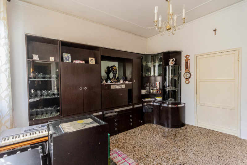 Situata in una zona residenziale tranquilla e immersa nel verde ad Abano Terme nella richiestissi...