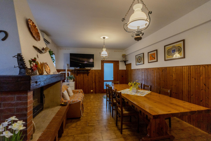 Situata in una zona residenziale tranquilla e immersa nel verde ad Abano Terme nella richiestissi...