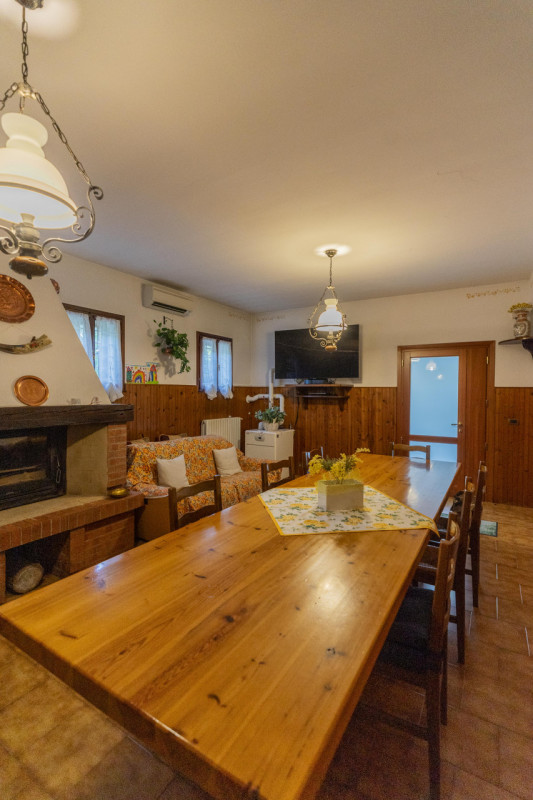 Situata in una zona residenziale tranquilla e immersa nel verde ad Abano Terme nella richiestissi...