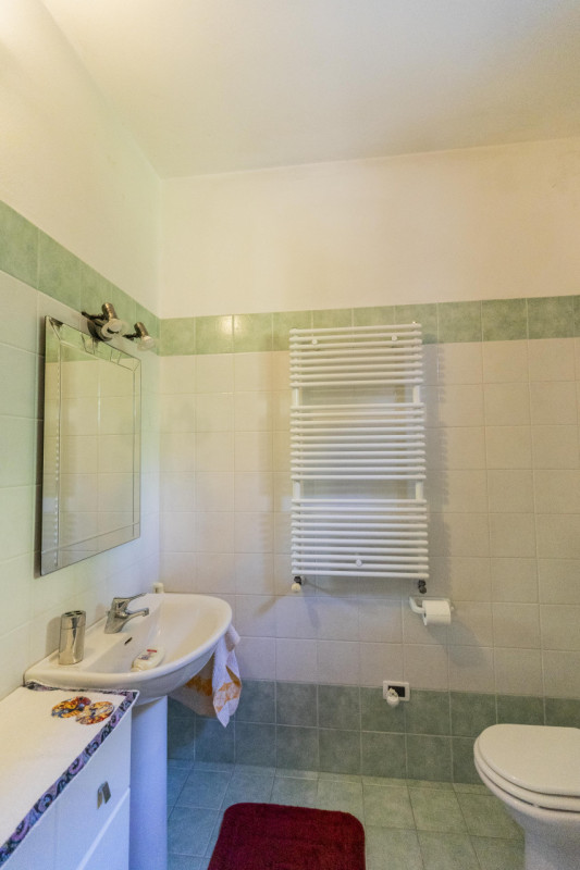 Situata in una zona residenziale tranquilla e immersa nel verde ad Abano Terme nella richiestissi...