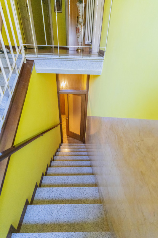 Situata in una zona residenziale tranquilla e immersa nel verde ad Abano Terme nella richiestissi...