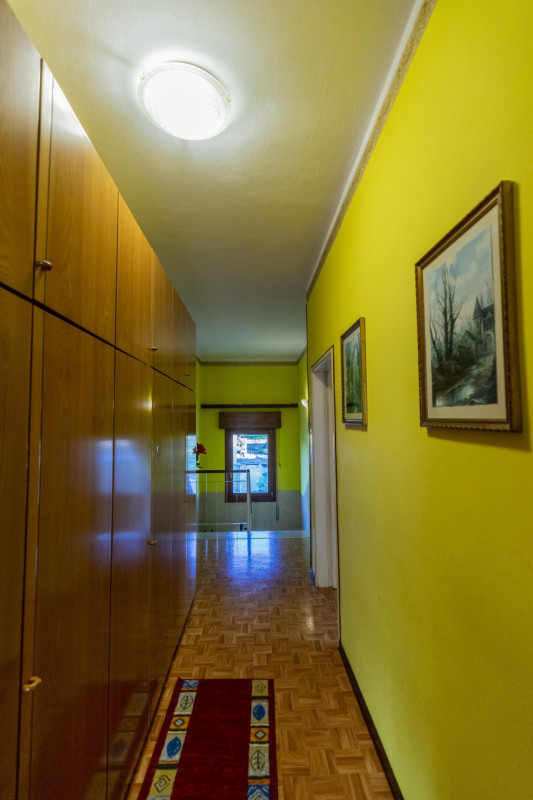 Situata in una zona residenziale tranquilla e immersa nel verde ad Abano Terme nella richiestissi...