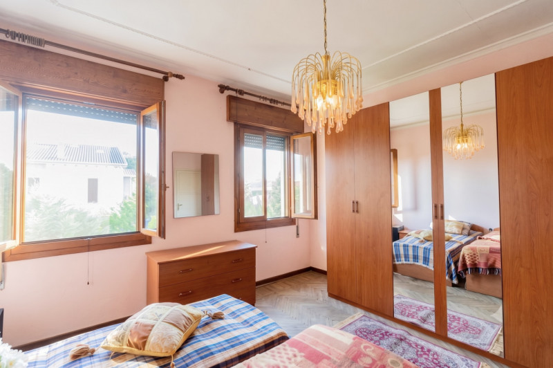 Situata in una zona residenziale tranquilla e immersa nel verde ad Abano Terme nella richiestissi...