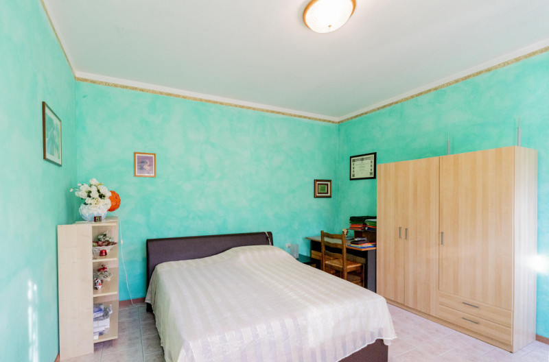Situata in una zona residenziale tranquilla e immersa nel verde ad Abano Terme nella richiestissi...