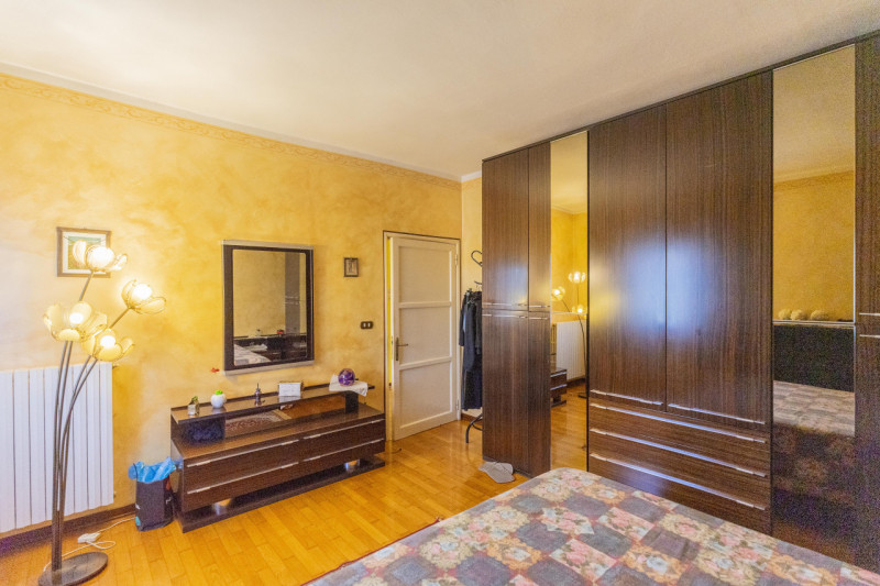Situata in una zona residenziale tranquilla e immersa nel verde ad Abano Terme nella richiestissi...