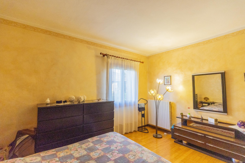 Situata in una zona residenziale tranquilla e immersa nel verde ad Abano Terme nella richiestissi...