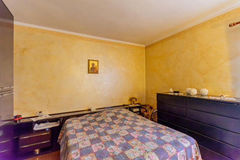 Situata in una zona residenziale tranquilla e immersa nel verde ad Abano Terme nella richiestissi...