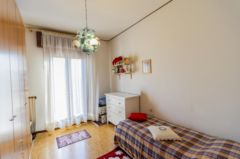Situata in una zona residenziale tranquilla e immersa nel verde ad Abano Terme nella richiestissi...