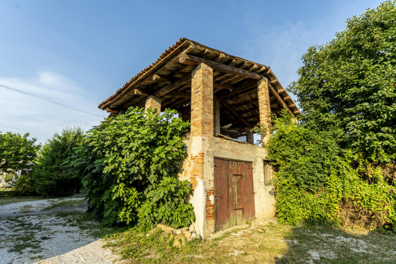 Situata in una zona residenziale tranquilla e immersa nel verde ad Abano Terme nella richiestissi...