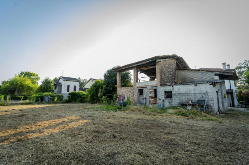 Situata in una zona residenziale tranquilla e immersa nel verde ad Abano Terme nella richiestissi...