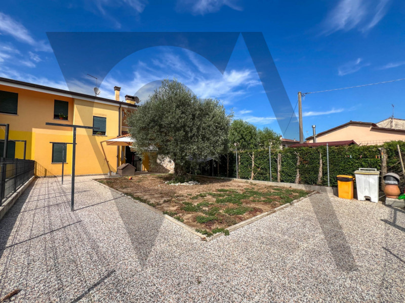 A Boscochiaro di Cavarzere proponiamo in vendita una villetta a schiera centrale disposta su due ...