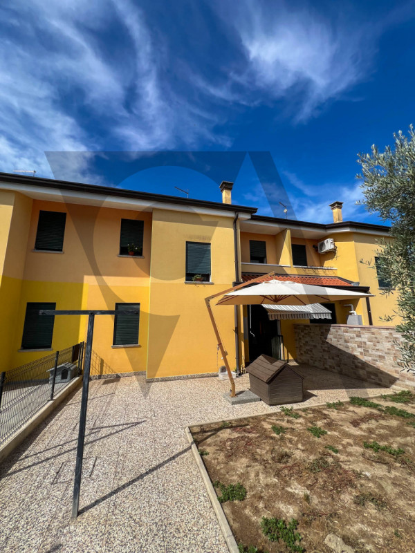 A Boscochiaro di Cavarzere proponiamo in vendita una villetta a schiera centrale disposta su due ...
