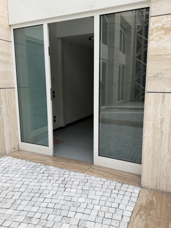 VENDIAMO :
Ufficio al piano terra (MQ.60 - h 2,70) con doppio ingresso corredato di bagno e comun...