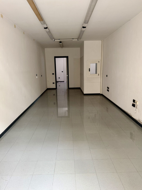 VENDIAMO :
Ufficio al piano terra (MQ.60 - h 2,70) con doppio ingresso corredato di bagno e comun...