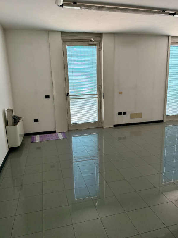 VENDIAMO :
Ufficio al piano terra (MQ.60 - h 2,70) con doppio ingresso corredato di bagno e comun...