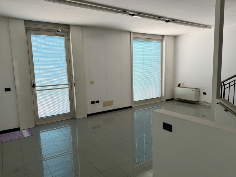 VENDIAMO :
Ufficio al piano terra (MQ.60 - h 2,70) con doppio ingresso corredato di bagno e comun...