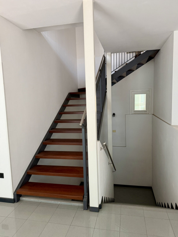 VENDIAMO :
Ufficio al piano terra (MQ.60 - h 2,70) con doppio ingresso corredato di bagno e comun...