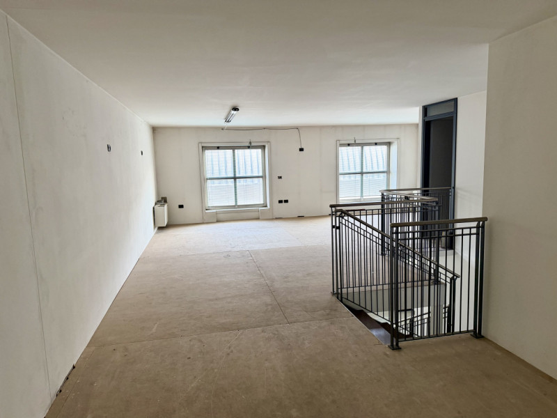 VENDIAMO :
Ufficio al piano terra (MQ.60 - h 2,70) con doppio ingresso corredato di bagno e comun...