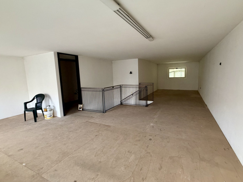 VENDIAMO :
Ufficio al piano terra (MQ.60 - h 2,70) con doppio ingresso corredato di bagno e comun...