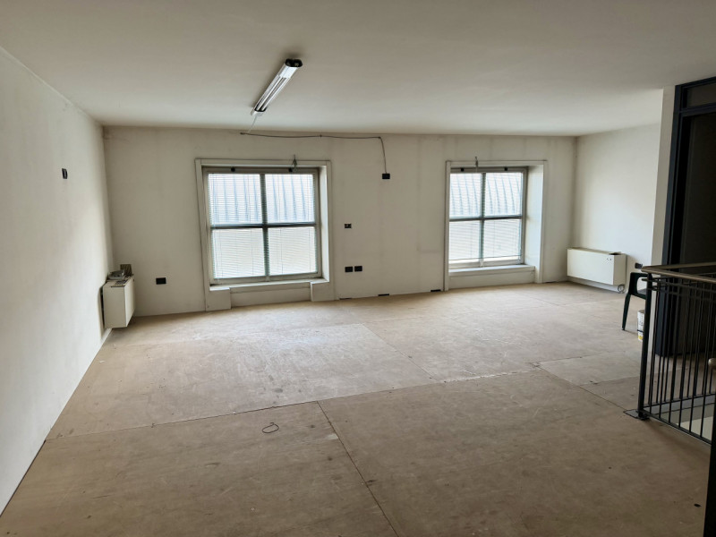 VENDIAMO :
Ufficio al piano terra (MQ.60 - h 2,70) con doppio ingresso corredato di bagno e comun...