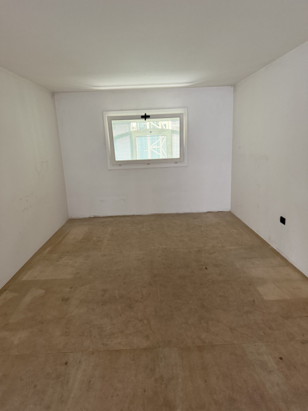 VENDIAMO :
Ufficio al piano terra (MQ.60 - h 2,70) con doppio ingresso corredato di bagno e comun...