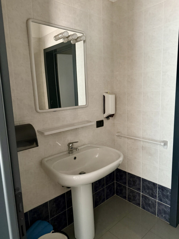 VENDIAMO :
Ufficio al piano terra (MQ.60 - h 2,70) con doppio ingresso corredato di bagno e comun...