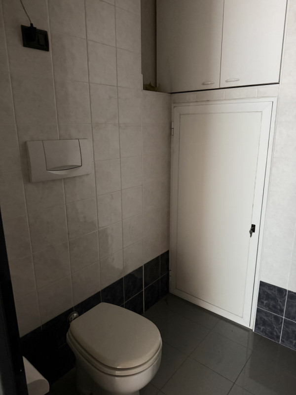 VENDIAMO :
Ufficio al piano terra (MQ.60 - h 2,70) con doppio ingresso corredato di bagno e comun...