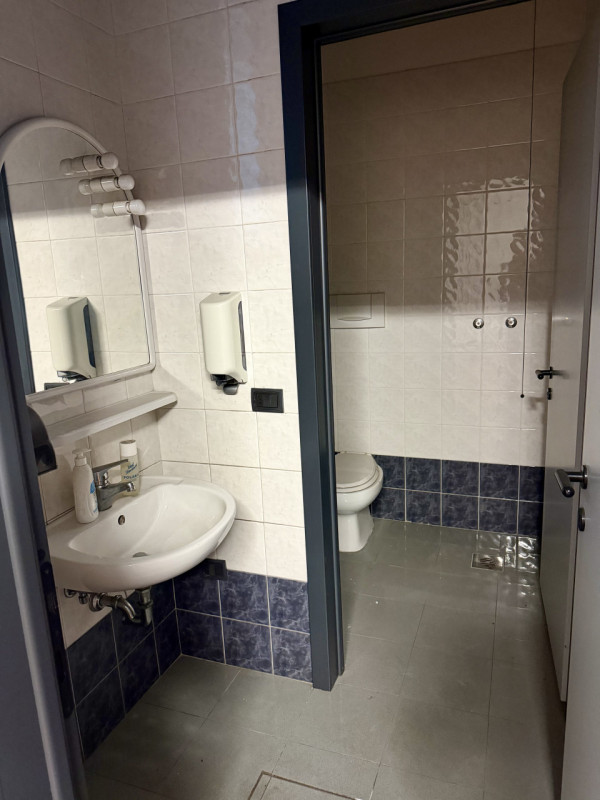 VENDIAMO :
Ufficio al piano terra (MQ.60 - h 2,70) con doppio ingresso corredato di bagno e comun...