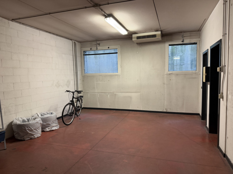VENDIAMO :
Ufficio al piano terra (MQ.60 - h 2,70) con doppio ingresso corredato di bagno e comun...