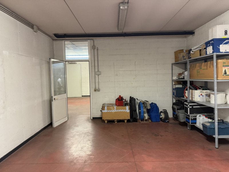 VENDIAMO :
Ufficio al piano terra (MQ.60 - h 2,70) con doppio ingresso corredato di bagno e comun...