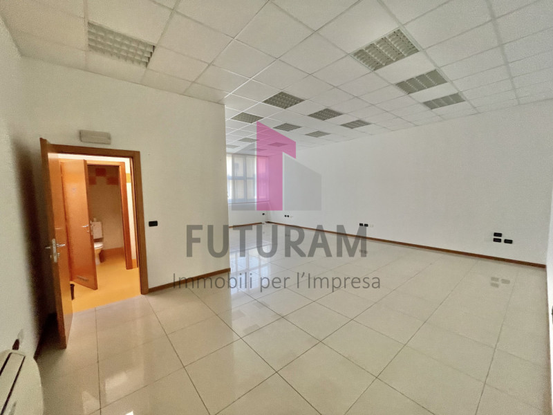 TORRI DI QUARTESOLO - 69FIL - PER INFO  0444/021989 

Proponiamo in VENDITA un ufficio su pregevo...