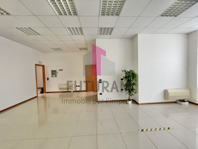 TORRI DI QUARTESOLO - 69FIL - PER INFO  0444/021989 

Proponiamo in VENDITA un ufficio su pregevo...