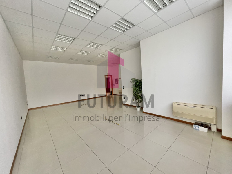 TORRI DI QUARTESOLO - 69FIL - PER INFO  0444/021989 

Proponiamo in VENDITA un ufficio su pregevo...