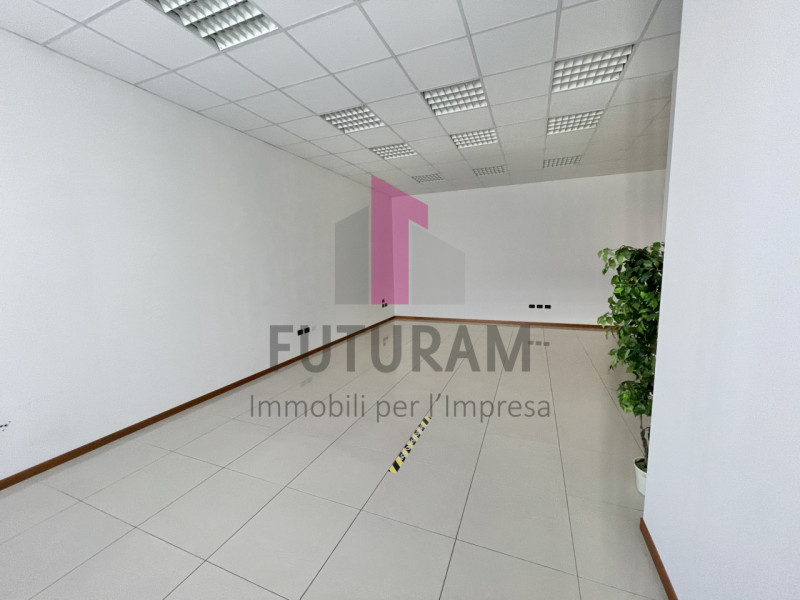 TORRI DI QUARTESOLO - 69FIL - PER INFO  0444/021989 

Proponiamo in VENDITA un ufficio su pregevo...
