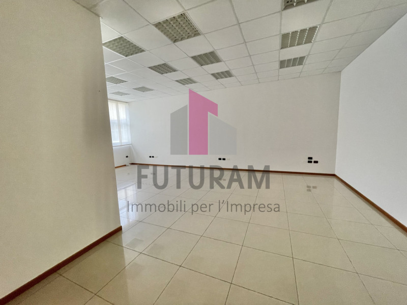 TORRI DI QUARTESOLO - 69FIL - PER INFO  0444/021989 

Proponiamo in VENDITA un ufficio su pregevo...