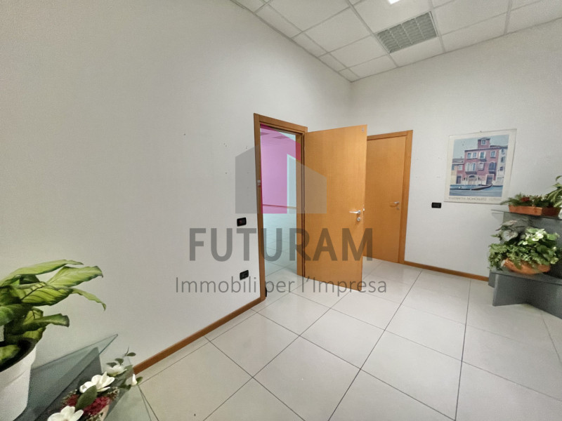 TORRI DI QUARTESOLO - 69FIL - PER INFO  0444/021989 

Proponiamo in VENDITA un ufficio su pregevo...