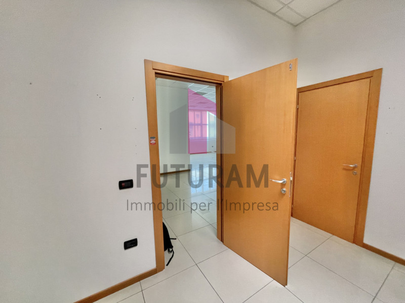 TORRI DI QUARTESOLO - 69FIL - PER INFO  0444/021989 

Proponiamo in VENDITA un ufficio su pregevo...