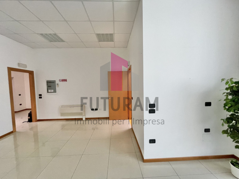 TORRI DI QUARTESOLO - 69FIL - PER INFO  0444/021989 

Proponiamo in VENDITA un ufficio su pregevo...